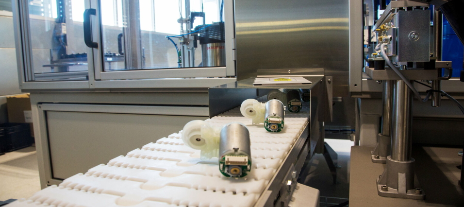 ... og spytter ut litt mer ferdige deler til Wheel.me-robotene.