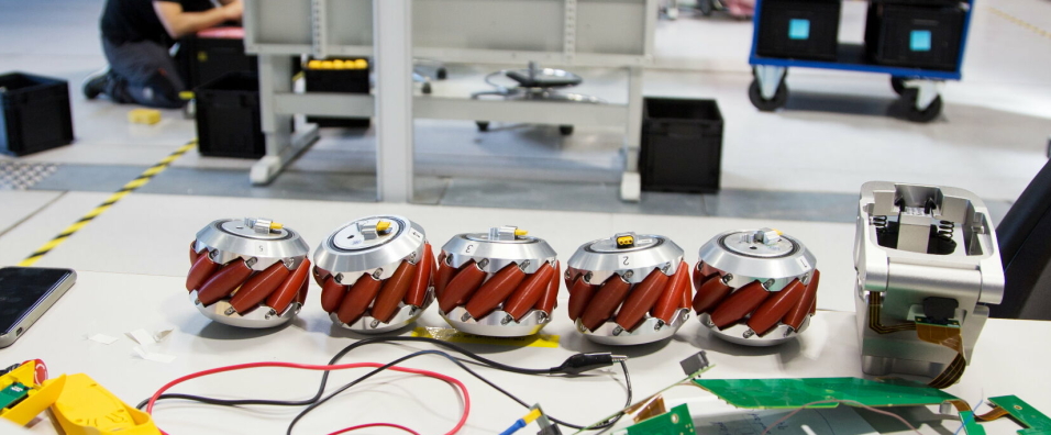 FORELØPIG FOR HÅND: Foreløpig er produksjonen for en stor del manuell. Her ferdige Mecanum-hjul som skal på plass i en robot.