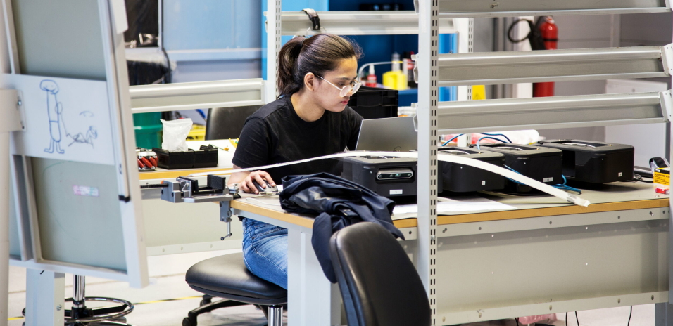 KONSENTRASJON: Robotingeniør Ceara Rojas jobber med noen halvferdige roboter ved fabrikken i Fredrikstad.