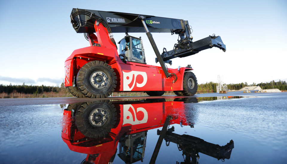 Kalmar opplever vekst innen Eco-segmentet, her en elektrisk Kalmar-reachstacker som nylig ble solgt til Helsingborg havn i Sverige.. Kalmar opplever vekst innen Eco-segmentet, her en elektrisk Kalmar-reachstacker som nylig ble solgt til Helsingborg havn i Sverige..