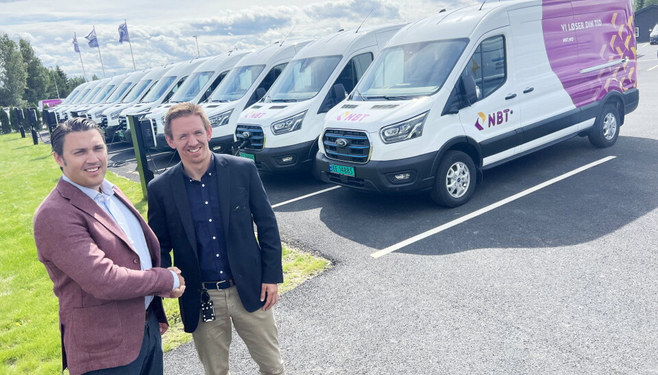 STORORDRE: Daglig leder Christian Narmo i NBT (f.v.) mottok tidligere i august de første 11 av 70 Ford E-Transit fra salgssjef Kenneth Skjønhaug i Auto Plan AS på Løten. STORORDRE: Daglig leder Christian Narmo i NBT (f.v.) mottok tidligere i august de første 11 av 70 Ford E-Transit fra salgssjef Kenneth Skjønhaug i Auto Plan AS på Løten.