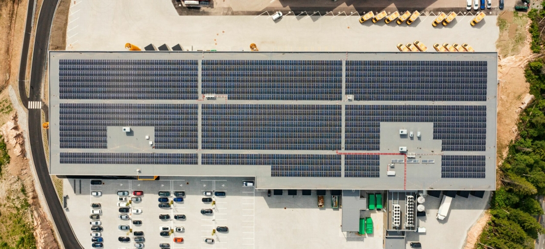 Taket på Lier-lageret er fylt opp av solceller.