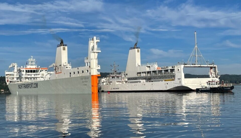 Den ene av to fartøyer slepes ut av spesialfartøyet Yacht Servant. Den ene av to fartøyer slepes ut av spesialfartøyet Yacht Servant.