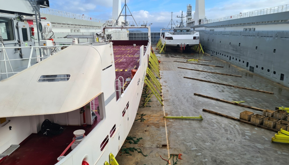 De to fartøyene var godt sikret om bord i Yacht Servant under transporten. Dekket delte de underveis med vindmølledeler som skulle til Portugal.