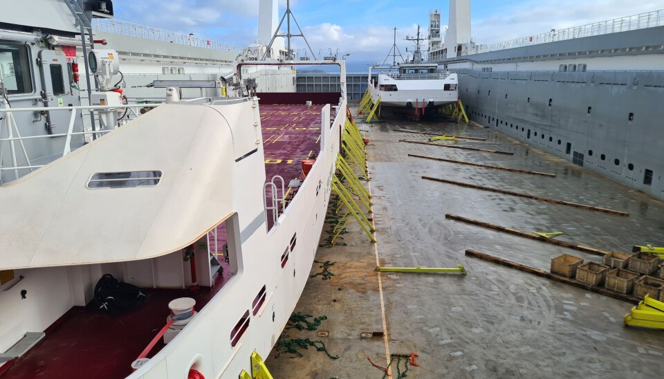 De to fartøyene var godt sikret om bord i Yacht Servant under transporten. Dekket delte de underveis med vindmølledeler som skulle til Portugal. De to fartøyene var godt sikret om bord i Yacht Servant under transporten. Dekket delte de underveis med vindmølledeler som skulle til Portugal.