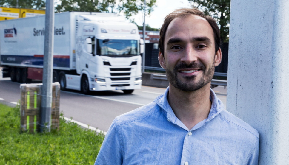 NY FORSKNING: Daniel Ruben Pinchasik ved Transportøkonomisk Institutt (TØI) forteller at det det blir utfordrende å nå utslippsmålene.