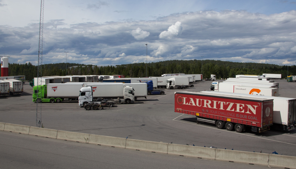 UKLARE REGLER: På Fugleåsen truckstop i Nordre Follo står de utenlandske lastebilene tett i tett. I hvor stor grad de har adgang til å kjøre systematisk kabotasje, er per i dag uavklart, ifølge denne kronikken fra advokatfirmaet Bull.
