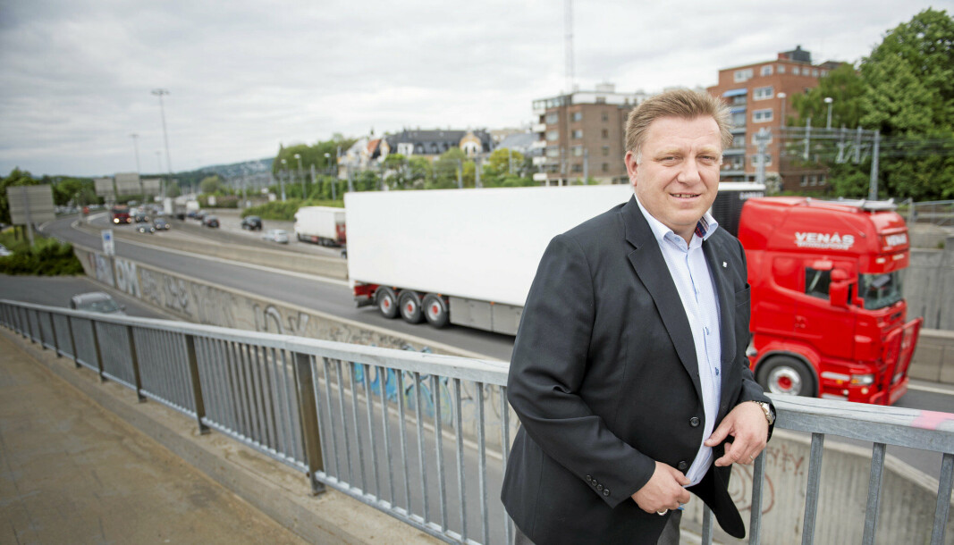 NLF-topp Geir A. Mo krever at politikerne bevilger mer penger til vedlikehold av broer og veier. NLF-topp Geir A. Mo krever at politikerne bevilger mer penger til vedlikehold av broer og veier.