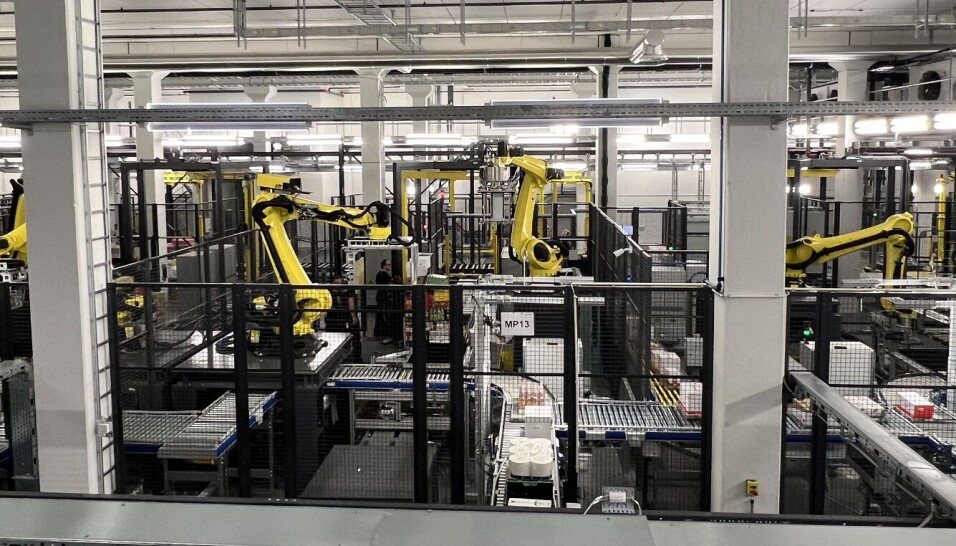 BYGGER PALLER: Robotplukk gjøres av to og to roboter i samspill, en «butler» som serverer og en som stabler D-pak i et nøye uttenkt puslespill på pallen. BYGGER PALLER: Robotplukk gjøres av to og to roboter i samspill, en «butler» som serverer og en som stabler D-pak i et nøye uttenkt puslespill på pallen.