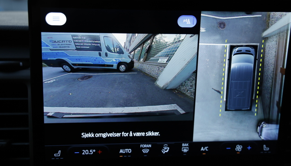 OVERSIKTLIG: Ved hjelp av 360 graders fugleperspektiv er det enkelt å få oversikt rundt bilen.