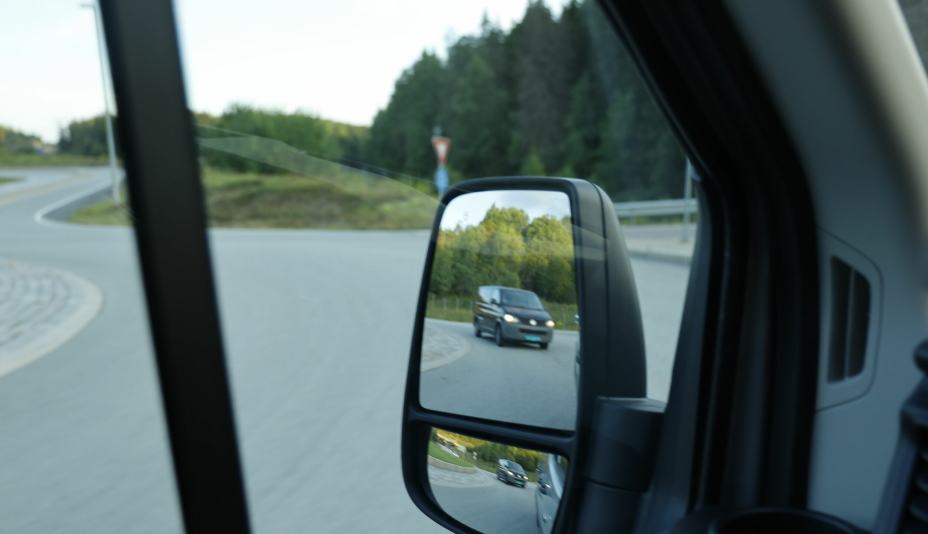 GODE: Sidespeilene er store og sørger for at føreren har god oversikt rundt bilen.