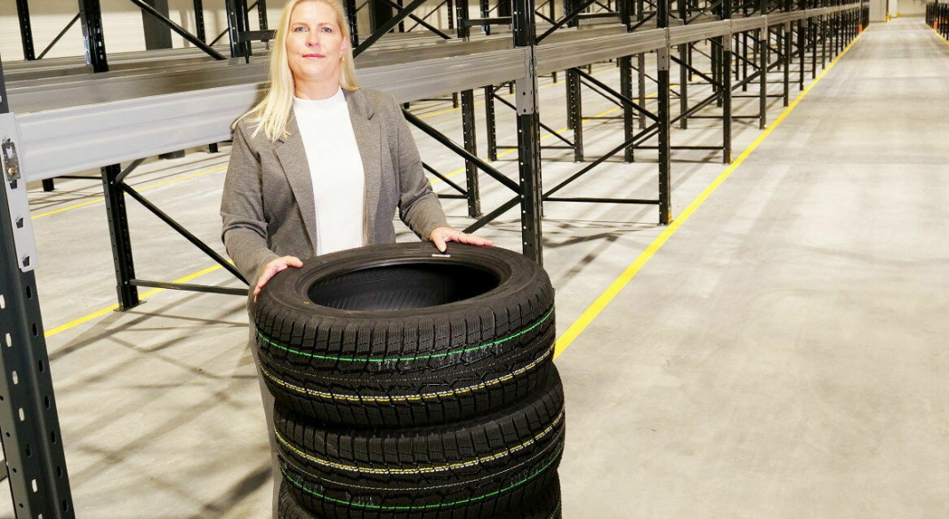 Line Brenna, salgssjef i Tyre Trust, på plass i selskapets dekkfasiliteter i Vestby.