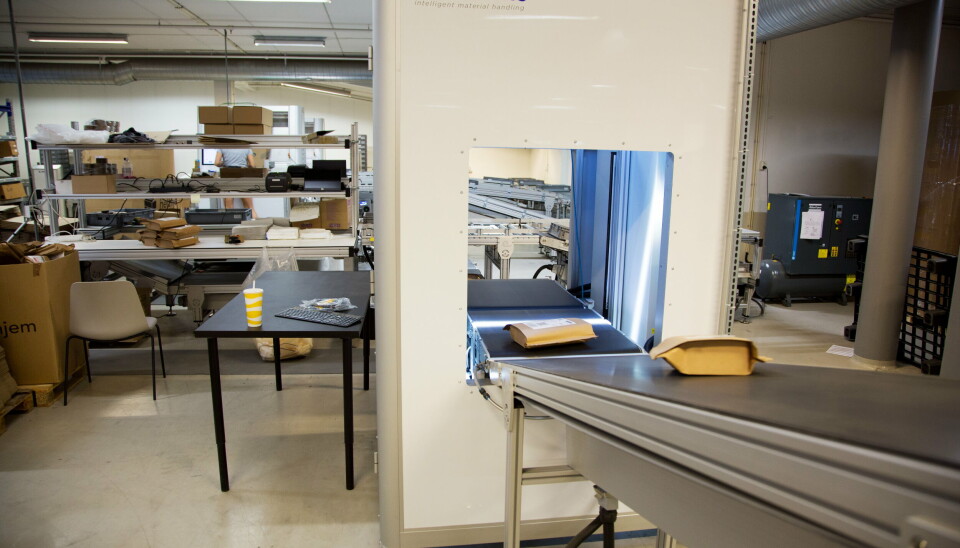 REGISTRERES: På vei til sortering scannes og veies hver enkelt pakke, som en siste kontroll. REGISTRERES: På vei til sortering scannes og veies hver enkelt pakke, som en siste kontroll.