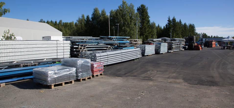 Areol har også store utearealer til lagring av innredning. Her vil det også på sikt komme overbygg som beskytter mot vær og vind.