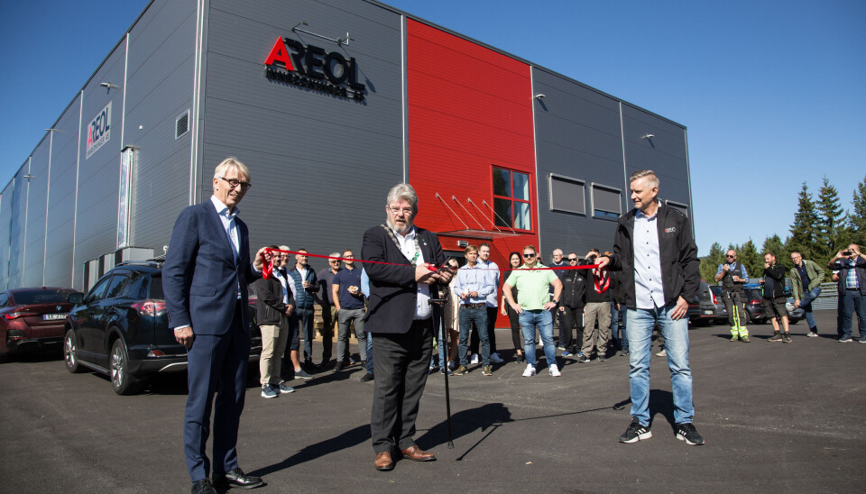 Areol har flyttet inn i nytt bygg på Maura i Nannestad kommune. Ordfører i Nannestad Hans Thue klippet snora, som ble holdt av gründer Tor Blaasmo (til venstre) og daglig leder Kjetil Bergseth.