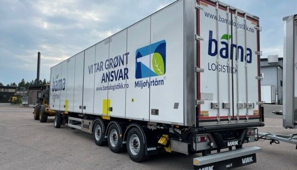 SJELDEN: Sidelasting og løftefester for jernbanetransport er en spesiell kombinasjon som gir Bama Logistikk nye muligheter. SJELDEN: Sidelasting og løftefester for jernbanetransport er en spesiell kombinasjon som gir Bama Logistikk nye muligheter.