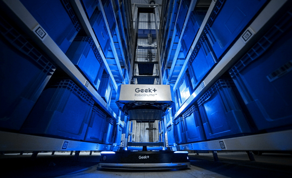 BRED PORTEFØLJE: Geek+ leverer en lang rekke AMR-baserte lagrings og automasjonsløsninger, blant annet kompakt lagring i opptil åtte meters høyde.