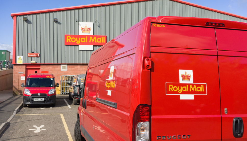 Ansatte i Royal Mail skulle etter planen gått ut i streik fredag, men utsetter streiken etter dronning Elizabeths død.