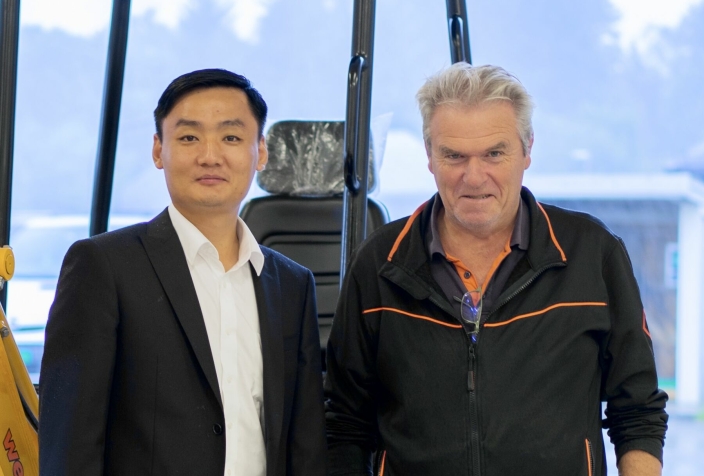 PÅ BESØK: Lonkings salgssjef i Europa, Simon Meng (til venstre) besøkte nylig Wee.no og maskinansvarlig Jan Sigurd Bakken i Tysvære utenfor Haugesund.