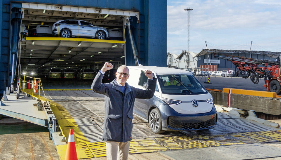 DOBBELTJUBEL: Nyttekjøretøysjef hos Harald A. Møller Håkon Wirak kunne juble for at den første ID. Buzz Cargo kjørte i land i Oslo, samtidig som den vant Van of the Year 2023.