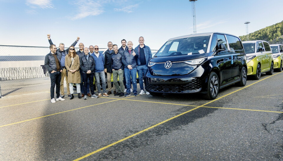 SAMLET: Nyttekjøretøyavdelingen hos den norske importøren hadde møtt opp mannsterke for å ta imot den første ID. Buzz lasten.