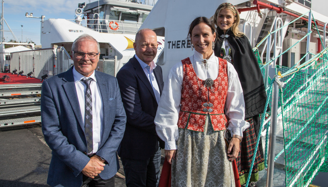 Daglig leder i Asko Maritime Kai Just Olsen (fra venstre), administrerende direktør i Asko Tore Bekken, og gudmødrene Marit Bjørgen og Therese Johaug strålte om kapp med sola etter endt dåpsseremoni.