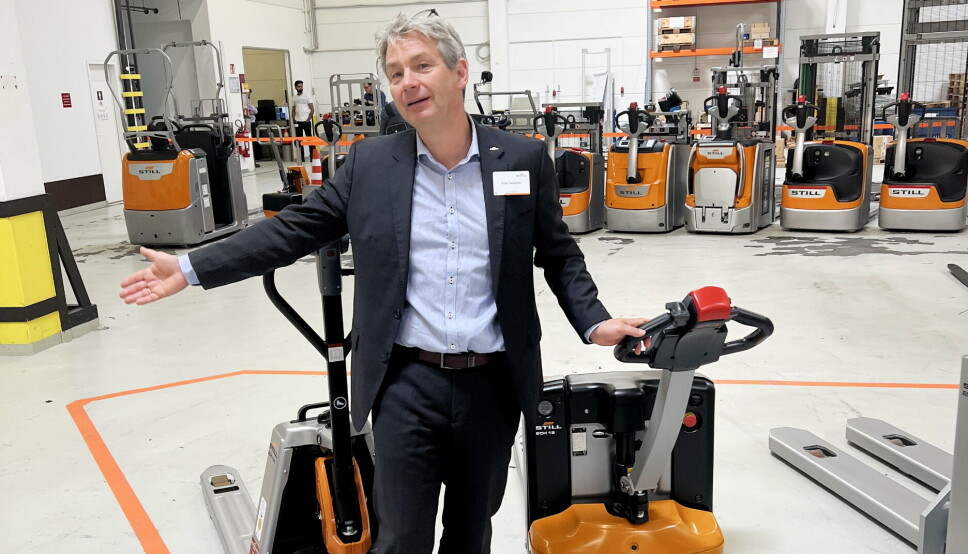 LANSERING: Allan Sølvsten administrerende direktør i Still Danmark, med et par Classic Line-trucker under pressevisningen i Hamburg. LANSERING: Allan Sølvsten administrerende direktør i Still Danmark, med et par Classic Line-trucker under pressevisningen i Hamburg.