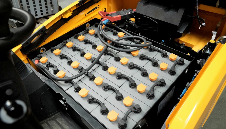 KRAFTIG: Batteriet på 48V/625Ah gir trucken en realistisk driftstid på over ti timer, selv med den råeste kjøreinnstillingen.
