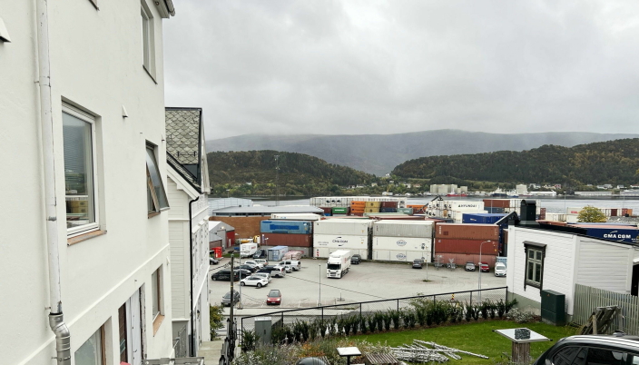 BLIR BOLIGER: Skutvika containerhavn ligger i dag svært tett på boligområder og sentrum i Ålesund. Virksomheten her skal flyttes til Flatholmen.