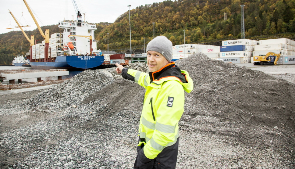 BYGGES UT: På Flathomen bygges det store nye områder og nye kaier. Her i bukta der havnefogd Ole Christian Fiskaa står, er det tenkt at det fremtidige autonome skipet til DB Schenker og Ekornes skal legge til.