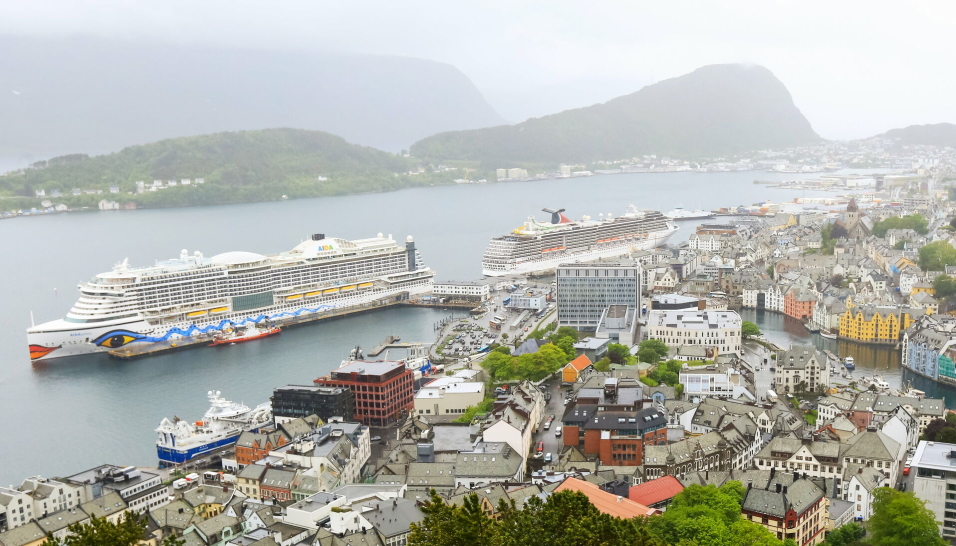 INNTEKT: Cruiseturismen er viktig for Ålesund Havn og byen generelt. Her fra to samtidige anløp i sommer.