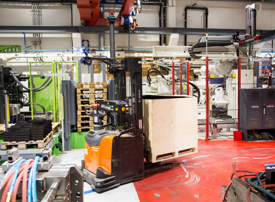 AGV-en sørger for at produksjonen går døgnet rundt hos Pla-Mek