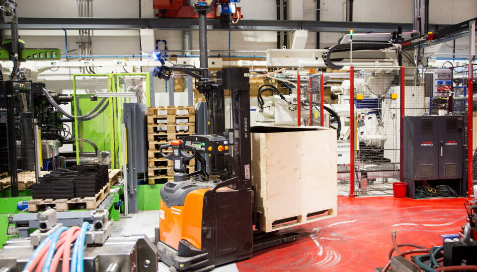 ENSOM JOBB: Når alle ansatte har gått hjem, fortsetter AGV-en fra Toyota Material Handling å hente kasser med ferdige produkter fra støpemaskinene og leverer dem på lageret. ENSOM JOBB: Når alle ansatte har gått hjem, fortsetter AGV-en fra Toyota Material Handling å hente kasser med ferdige produkter fra støpemaskinene og leverer dem på lageret.