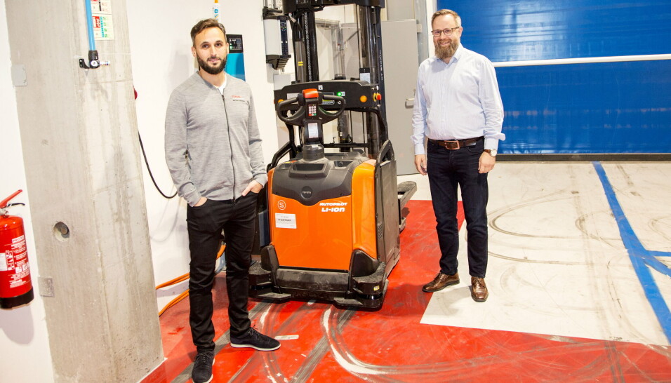 LADER OPP: Karim El-Kelish (til venstre) fra Toyota Material Handling har stått for AGV-leveransen til Pla-Meks fabrikksjef Bjarne Olav Velle. Når AGV-en ikke har oppdrag tar den seg en ladehvil på eget initiativ. LADER OPP: Karim El-Kelish (til venstre) fra Toyota Material Handling har stått for AGV-leveransen til Pla-Meks fabrikksjef Bjarne Olav Velle. Når AGV-en ikke har oppdrag tar den seg en ladehvil på eget initiativ.
