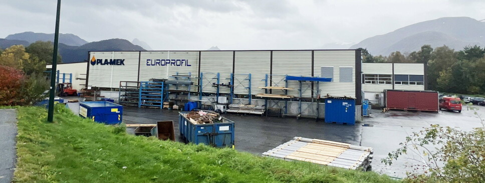 LOKAL TILHØRIGHET: Pla-Meks fabrikk i Sykkylven ligger rett ved Sykkylven fergekai. LOKAL TILHØRIGHET: Pla-Meks fabrikk i Sykkylven ligger rett ved Sykkylven fergekai.