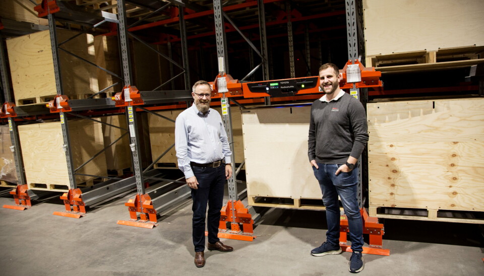 PLASSBESPARENDE: Toyota Material Handling og racking sales manager Magnus Sprauten (til høyre) har også levert dypstablingsreoler og skytler til Pla-Mek. Det sparer mye plass, og gjør at Pla-Mek slipper å bygge ut. PLASSBESPARENDE: Toyota Material Handling og racking sales manager Magnus Sprauten (til høyre) har også levert dypstablingsreoler og skytler til Pla-Mek. Det sparer mye plass, og gjør at Pla-Mek slipper å bygge ut.