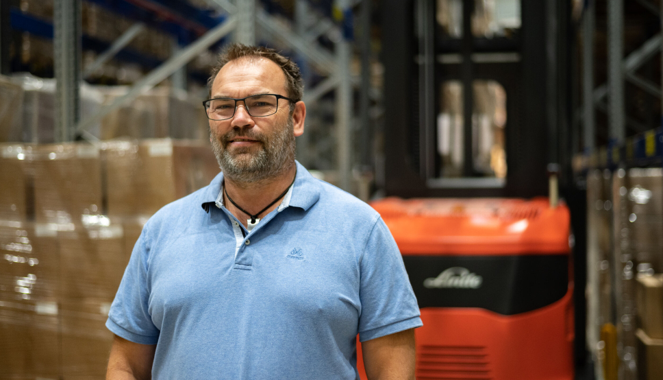 Daglig leder Raymond Forsland i Jacsped opplever bedre effektivitet og plassutnyttelse med smalgangsløsning fra Hesselberg Truck og Linde.