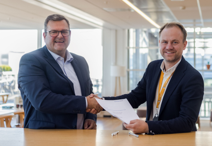 SIGNERT: Salgsdirektør logistikksystemer i Beumer Group, Lars Beier Madsen CEO i Helthjem Anders Lunde Angen, er enige om detaljene.