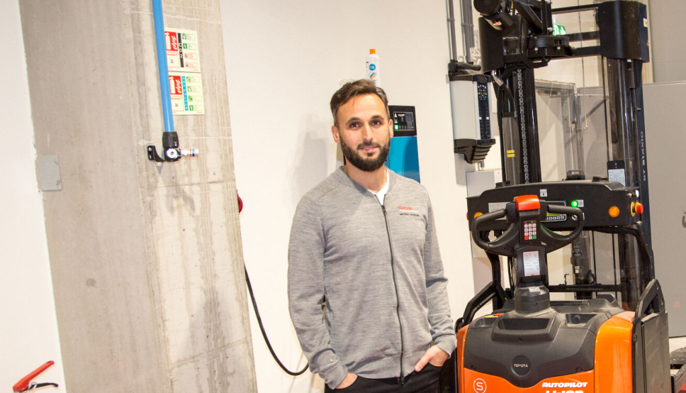 AUTOMATISERER: Karim El-Kelish fra Toyota Material Handling har levert AGV til Pla-Mek i Sykkylven og ser at flere og flere ønsker å automatisere enkle prosesser på lagre og fabrikker.