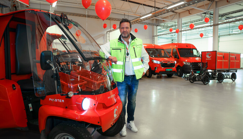 Postens konserndirektør Hans-Øyvind Ryen foretok den offisielle åpningen av Postens nye helelektriske distribusjonspunkt på Rud hvor all post og alle pakker vil bli levert med el-biler til innbyggerne i Bærum kommune. Foto: Posten Norge