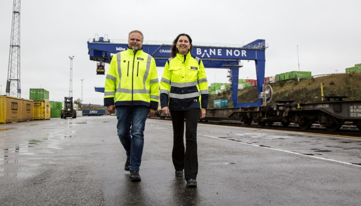 SER LYST PÅ FREMTIDEN: Administrerende direktør Ingvild Storås og terminaldirektør Atle Ingerø gleder seg til de nye kranene og tilhørende systemer på Alnabru er i full drift om noen måneder.