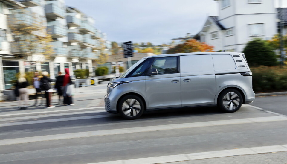 OPPMERKSOMHET: En sjelden gang vekker testbilene våre oppmerksomhet, men denne gangen var det enormt. Mange som stilte spørsmål da vi parkerte, flere som kjørte opp på siden og gave en tommel opp og veldig mange som stoppet opp og kikket etter oss da vi passerte. Dette er helt klart en bil som vekker følelser. OPPMERKSOMHET: En sjelden gang vekker testbilene våre oppmerksomhet, men denne gangen var det enormt. Mange som stilte spørsmål da vi parkerte, flere som kjørte opp på siden og gave en tommel opp og veldig mange som stoppet opp og kikket etter oss da vi passerte. Dette er helt klart en bil som vekker følelser.
