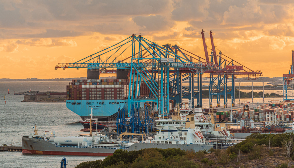 Murcia Mærsk er blant de største containerskipene i verden, og ligger her til kai i Göteborg. Men hun kan ikke gå inn til Skandinavias største containerhavn fullastet.