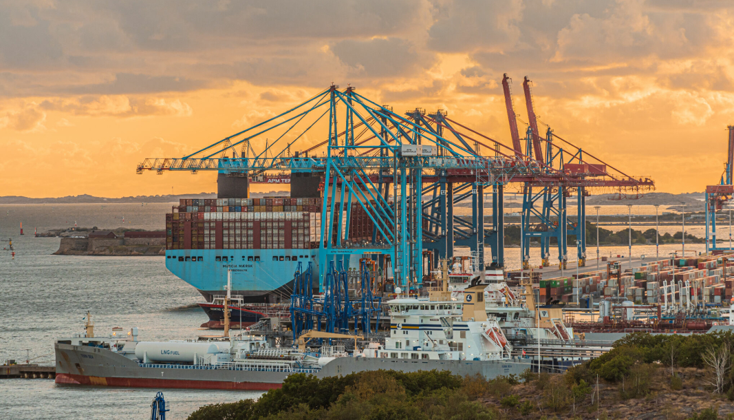 Murcia Mærsk er blant de største containerskipene i verden, og ligger her til kai i Göteborg. Men hun kan ikke gå inn til Skandinavias største containerhavn fullastet.