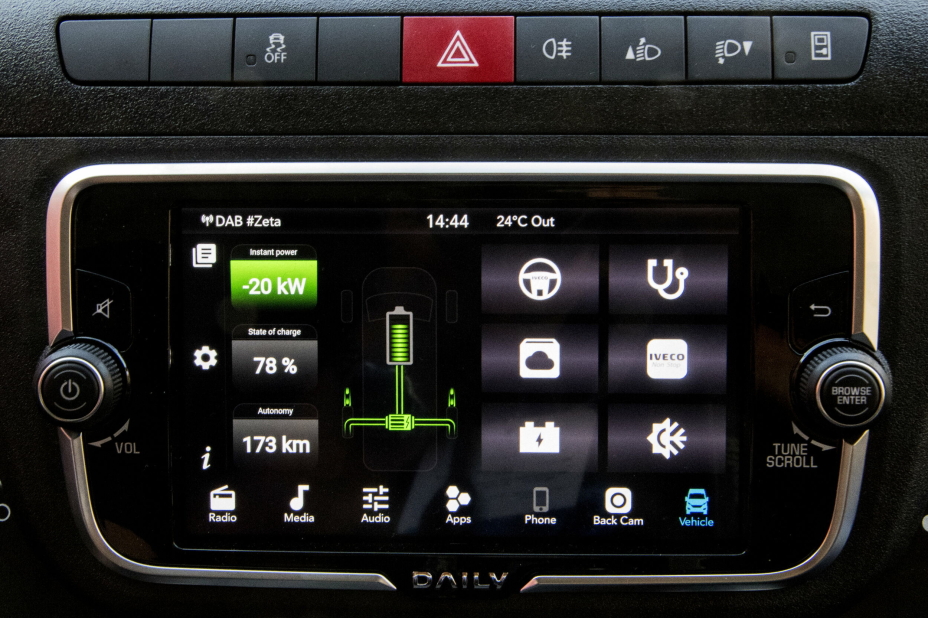INFOTAINMENT: All informasjonen du trenger om forbruk, kjøringen og tips til forbedring kan du få i både app og på skjermen i bilen.