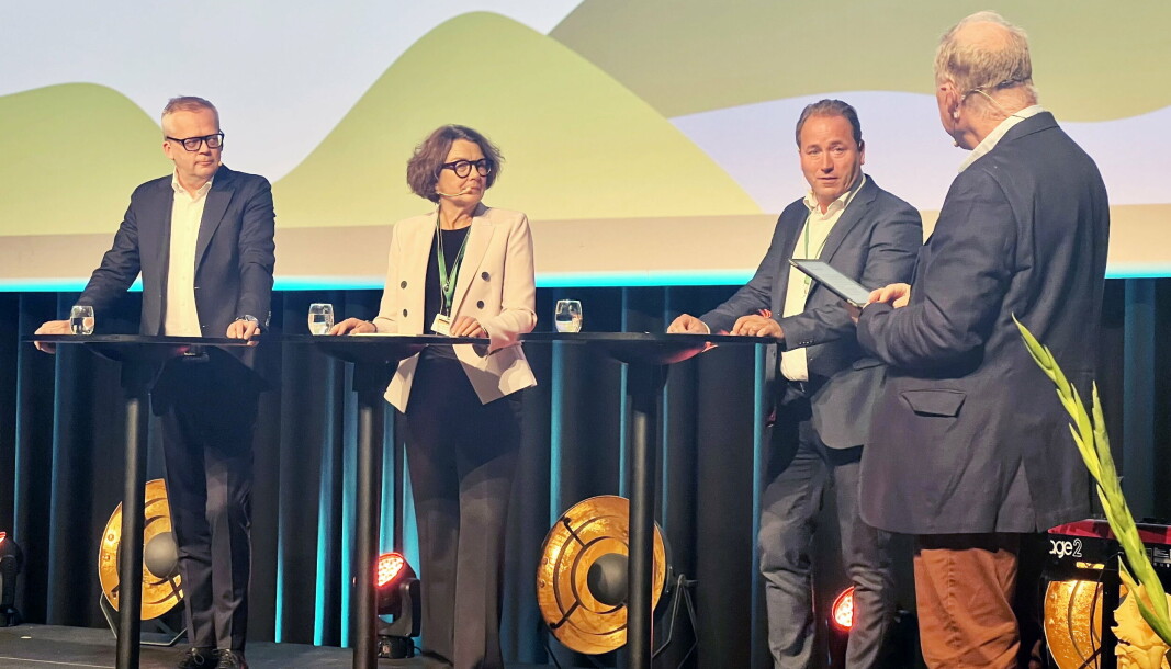 Transport & Logistikk på Gardermoen er igang. Her deler Knut Eriksmoen, DB Schenker, Tone Wille, Posten Norge og Robin Olsen PostNord sitt syn på bransjens nærmeste fremtid til ordstyrer Atle Kvamme. Transport & Logistikk på Gardermoen er igang. Her deler Knut Eriksmoen, DB Schenker, Tone Wille, Posten Norge og Robin Olsen PostNord sitt syn på bransjens nærmeste fremtid til ordstyrer Atle Kvamme.