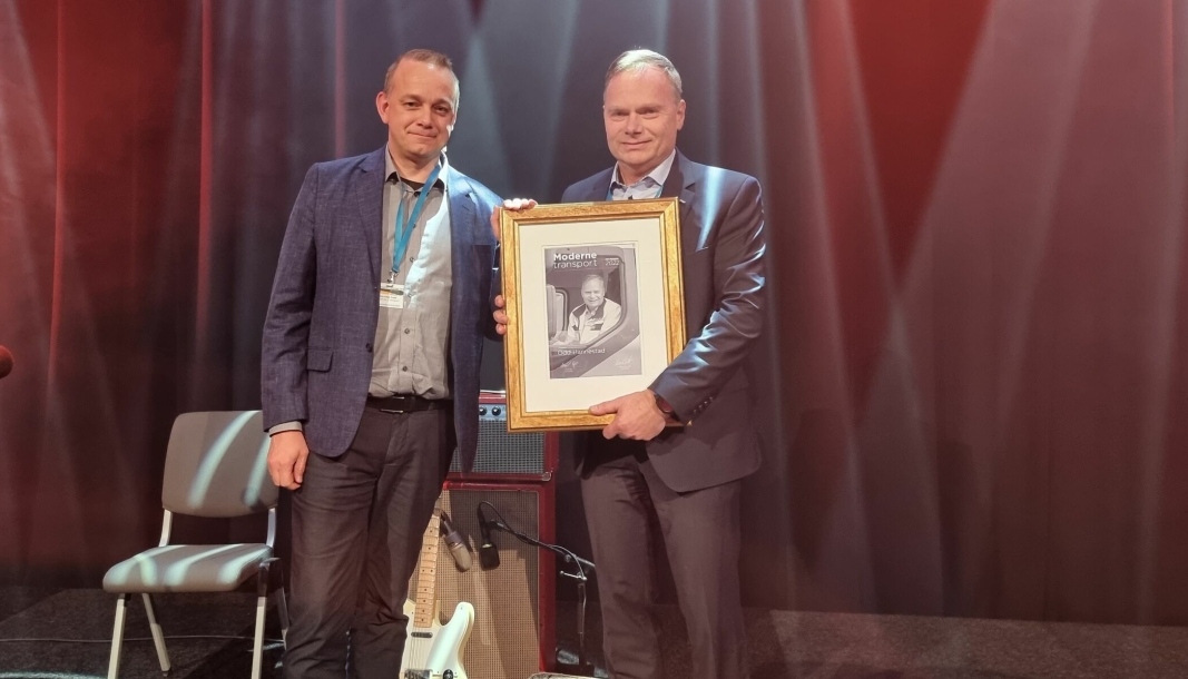 MT-redaktør Øyvind Ludt overrakte MT-prisen for 2022 til logistikkdirektør Odd Hannestad i Ahlsell under festmiddagen på Transport & Logistikk på Gardermoen mandag kveld.