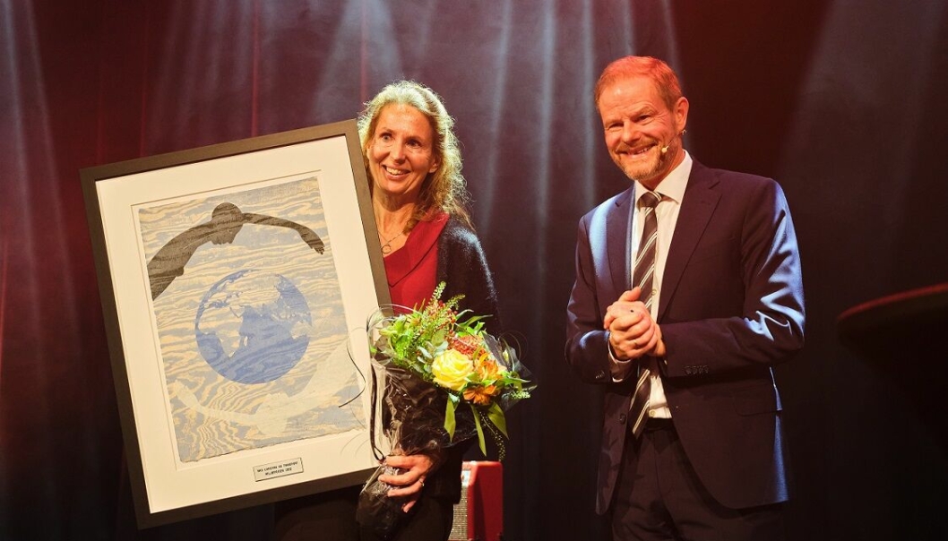 PostNords miljøsjef, May-Kristin Willoch, fikk prisen overrakt fra NHO LTs administrerende direktør Are Kjensli.