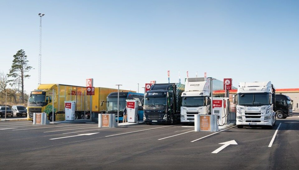 Den nye lade- og hydrogenfyllestasjonen i Göteborg er bygget med lastebiler i fokus. Den nye lade- og hydrogenfyllestasjonen i Göteborg er bygget med lastebiler i fokus.