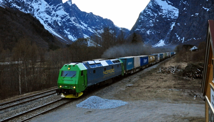 NATURSKJØNT: - Ingenting er vakrere enn fullt godstog, mener Henning AandaL. Vi er usikre på om han får med seg HELE Norges befolkning på det, men at det er god utnyttelse av infrastrukturen, er det liten tvil om. Her fra Onrails tog på Raumabanen.